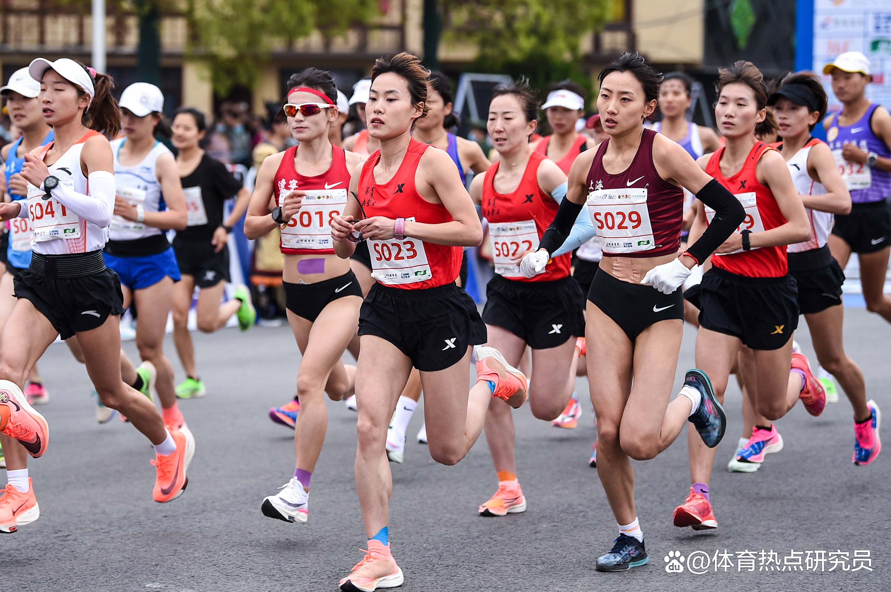马拉松小组赛掀起高潮，江南白虎队鏖战塞外天狼队，老将里程碑之夜——韧性比赛的样板的简单介绍